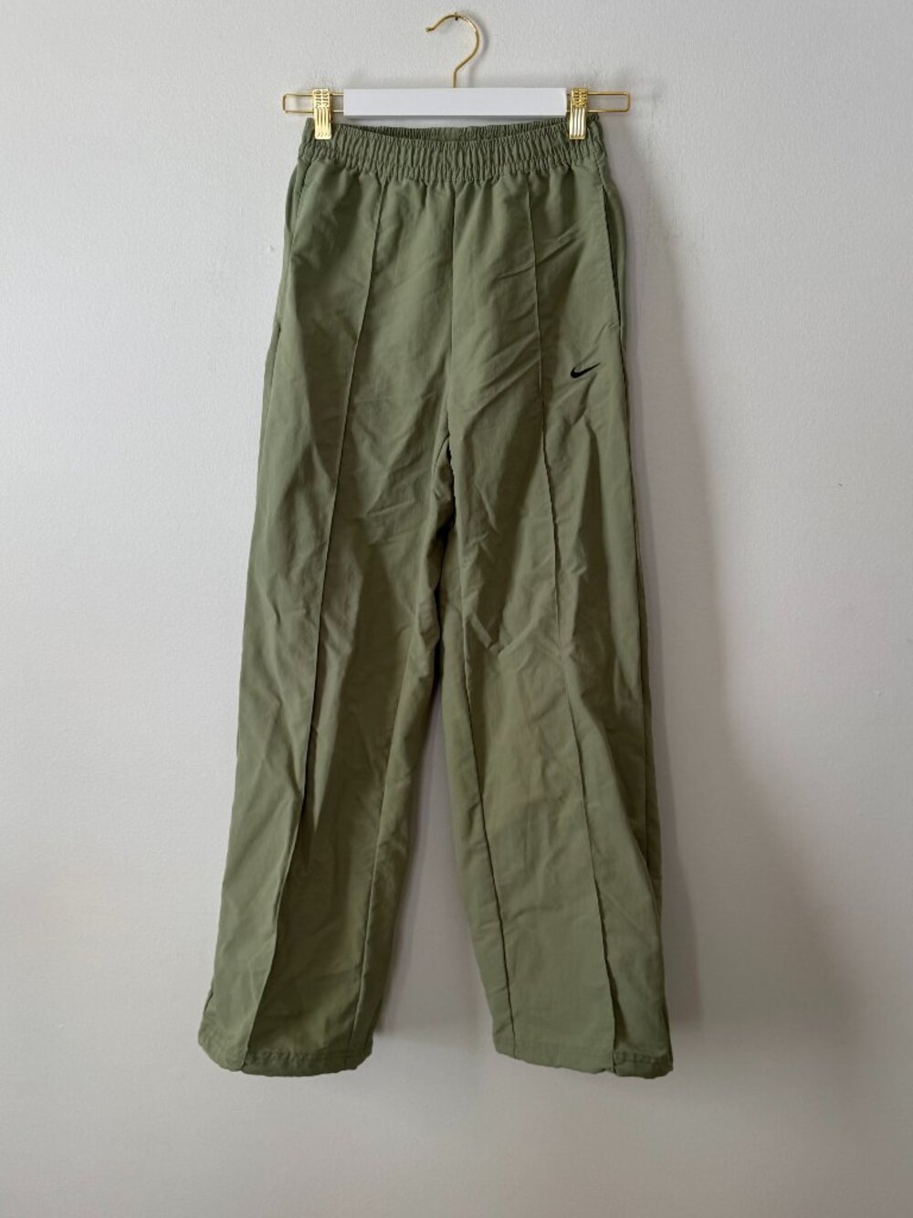 Nike Everythings Woven Mid Rise Open Hem Pant in Olive - Picture 2 of 14
